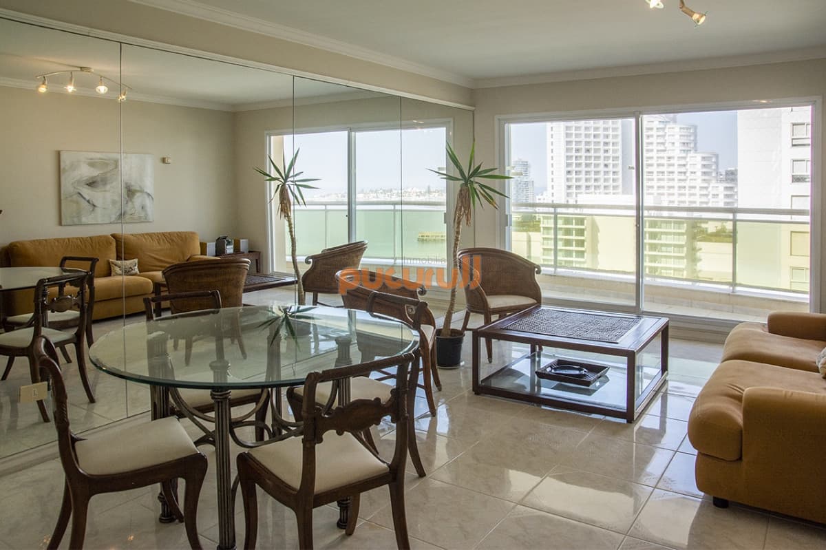 Departamento de 3 dormitorios en venta frente a Playa Mansa, Coral Tower