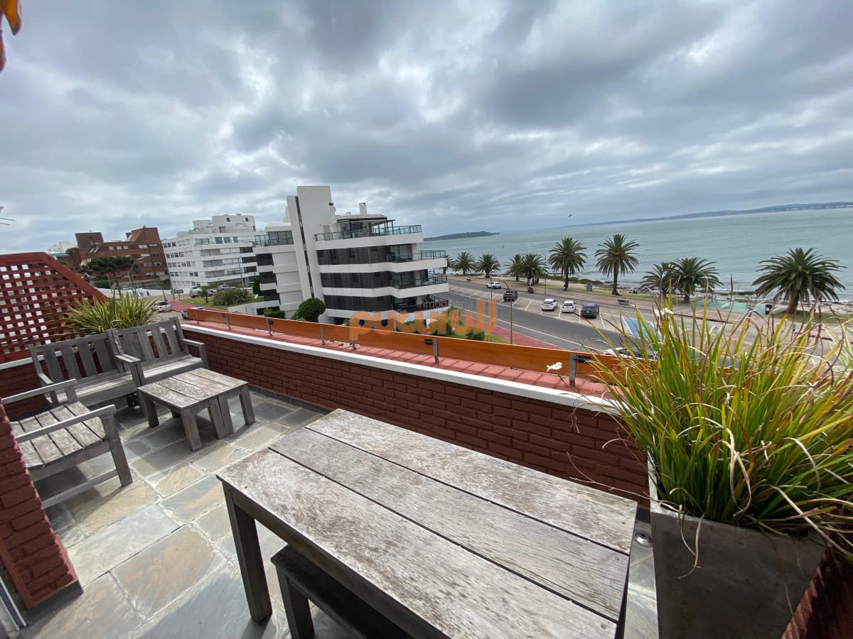 Vende apartamento con vista al mar de 3 dormitorios, Punta del Este