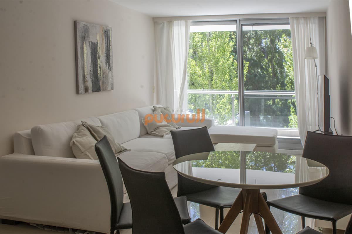 Apartamento en Venta de 2 dormitorios en Punta del Este Sobre Roosevelt