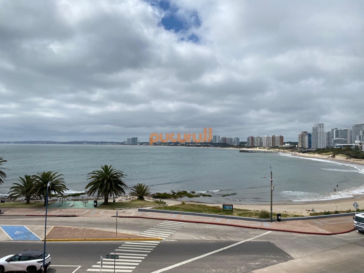 Vende apartamento con vista al mar de 3 dormitorios, Punta del Este