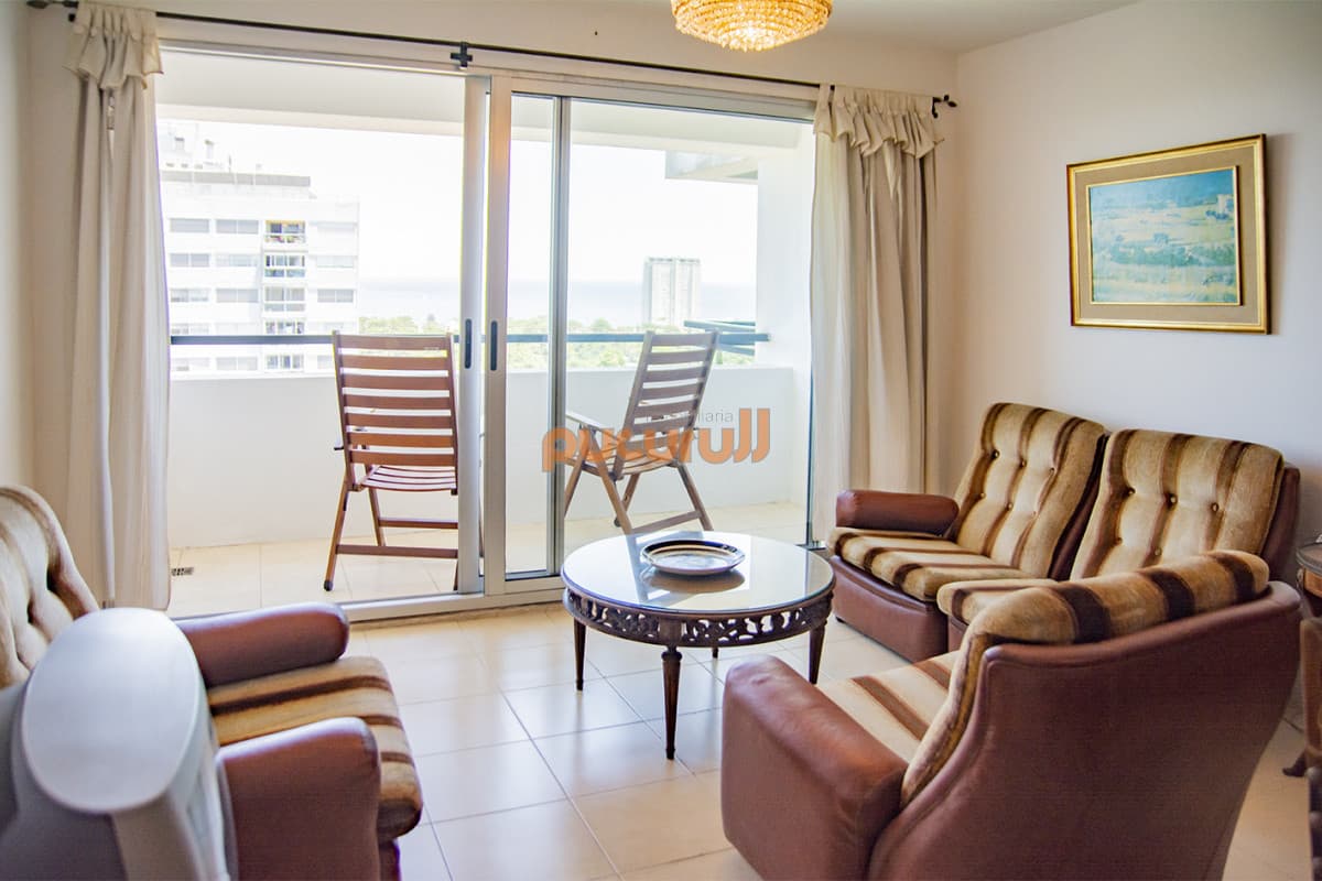 Vende apto de 2 dormitorios con vista al mar en Punta del este