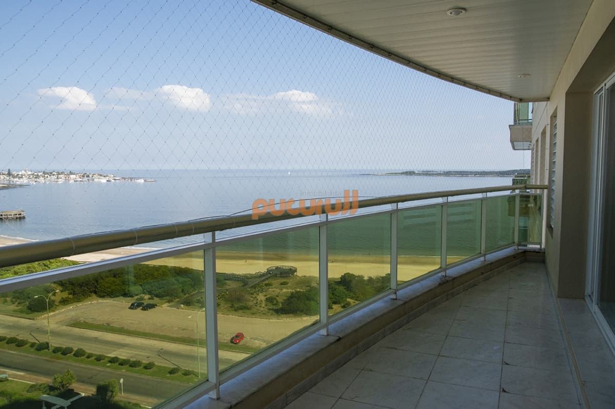 Departamento de 3 dormitorios en venta frente a Playa Mansa, Coral Tower