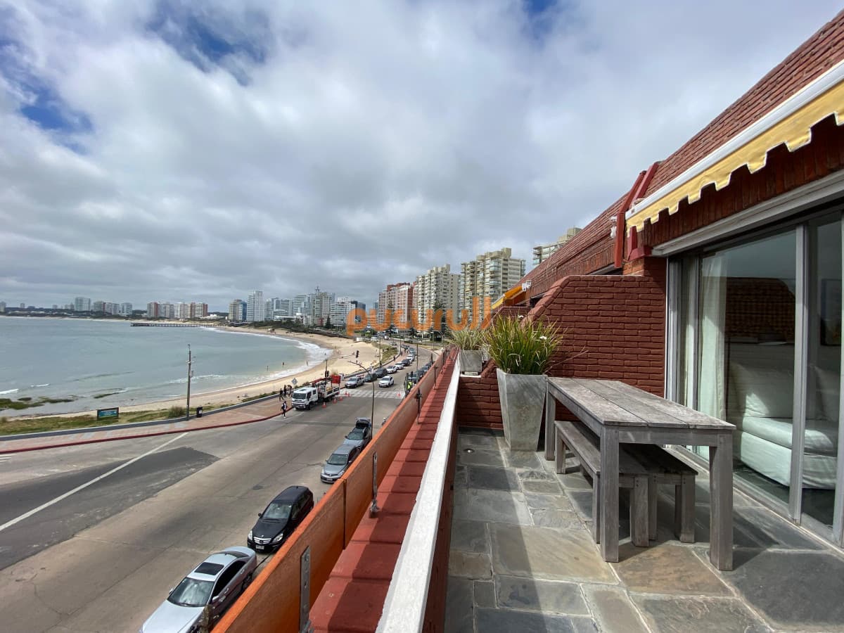 Vende apartamento con vista al mar de 3 dormitorios, Punta del Este
