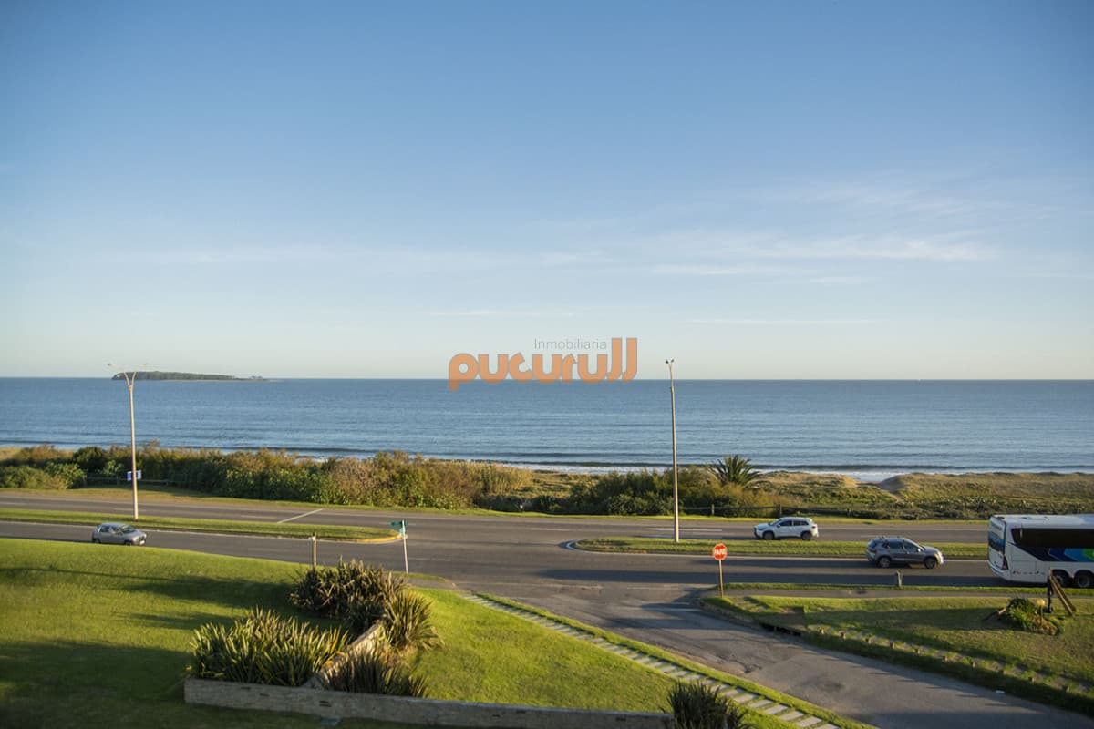 Departamento de 2 suites + depedencia en venta Frente al mar.