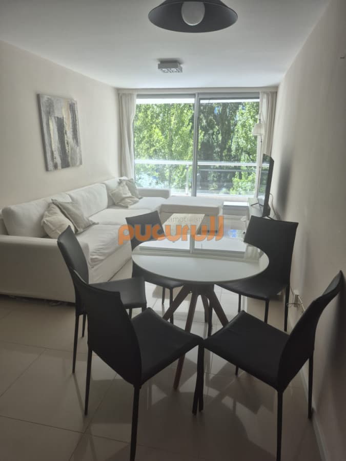 Apartamento en Venta de 2 dormitorios en Punta del Este Sobre Roosevelt