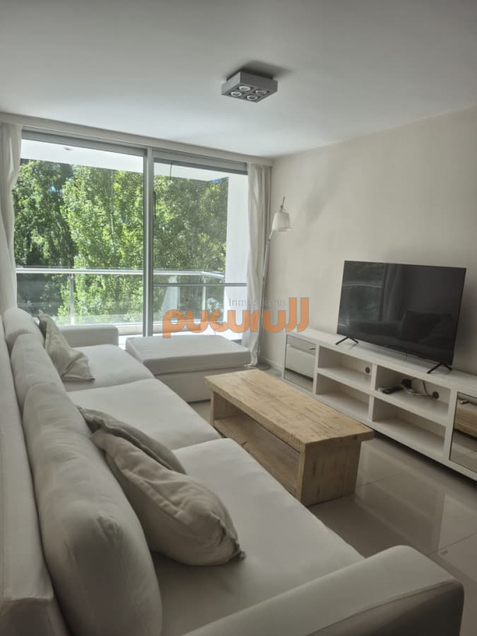 Apartamento en Venta de 2 dormitorios en Punta del Este Sobre Roosevelt
