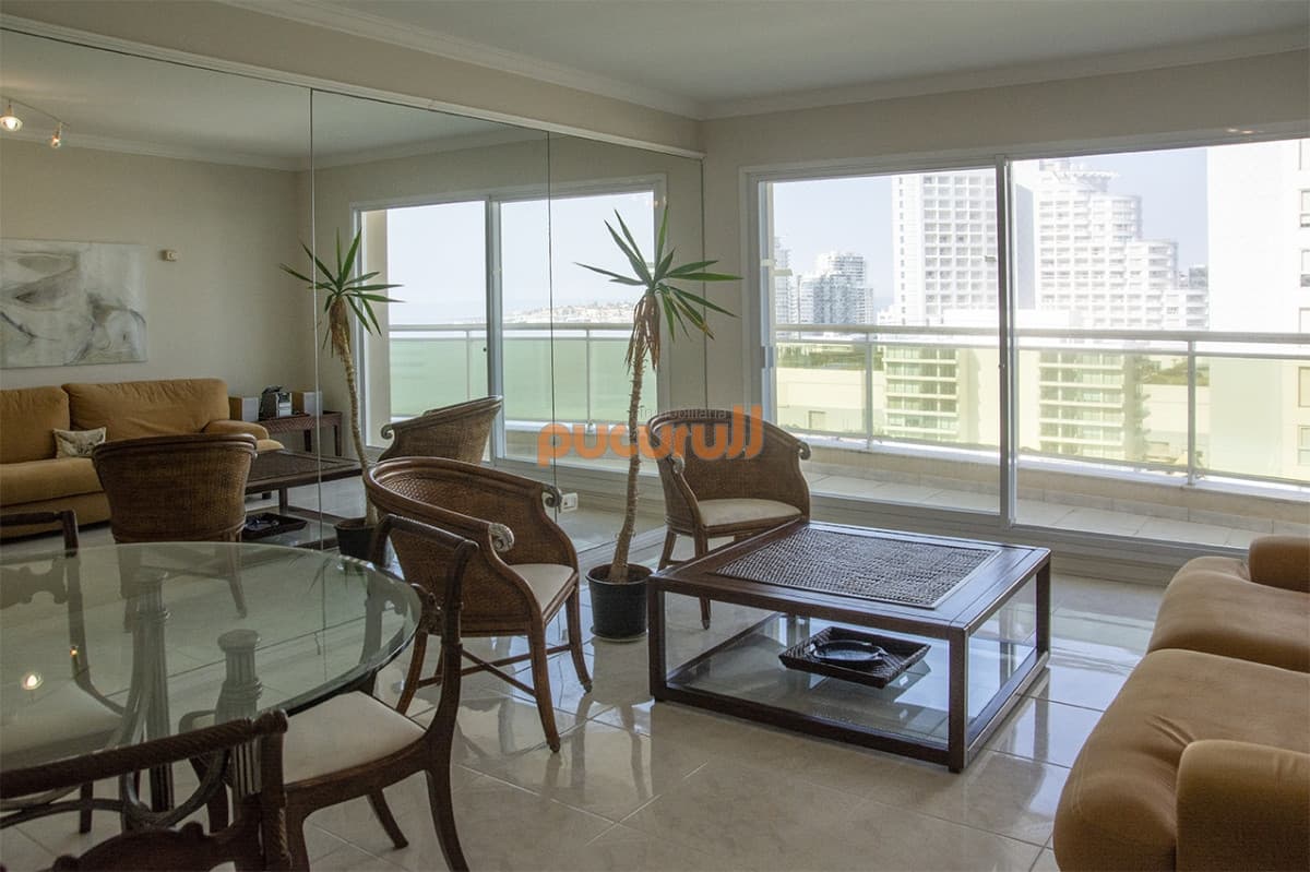 Departamento de 3 dormitorios en venta frente a Playa Mansa, Coral Tower
