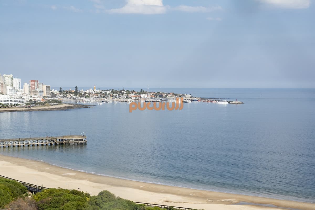 Departamento de 3 dormitorios en venta frente a Playa Mansa, Coral Tower