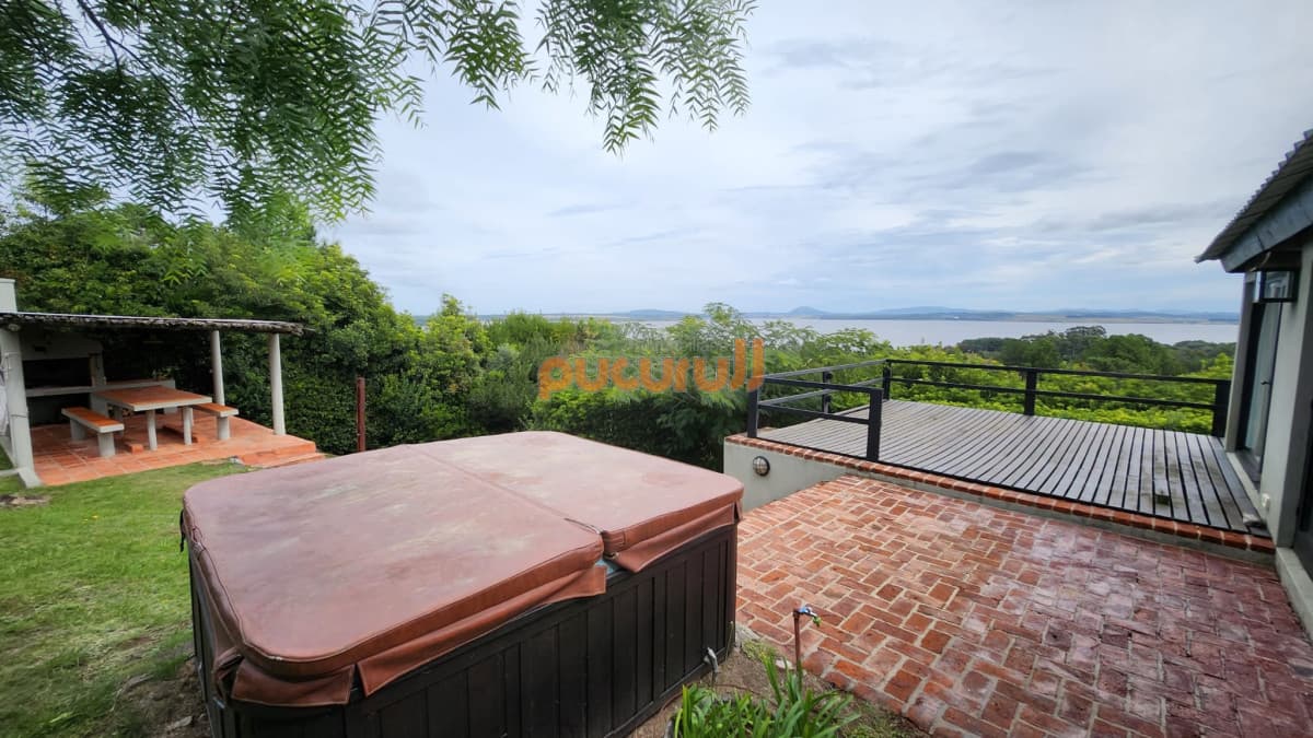 Vende casa de 4 dormitorios con vista a la laguna del sauce, Maldonado
