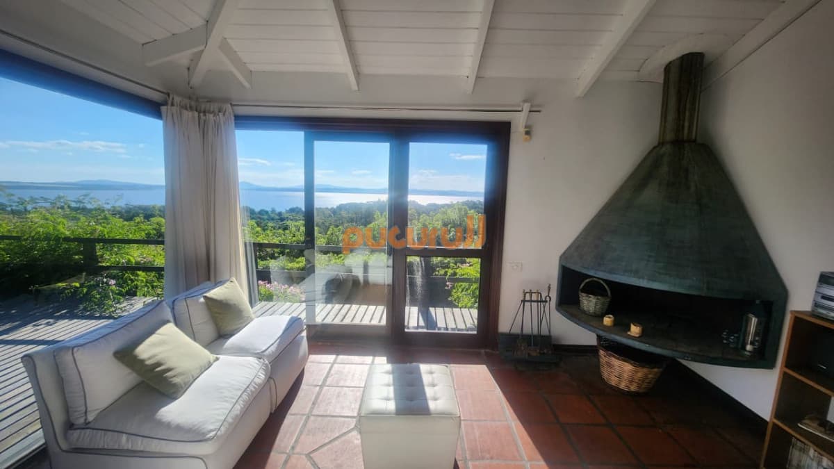 Vende casa de 4 dormitorios con vista a la laguna del sauce, Maldonado