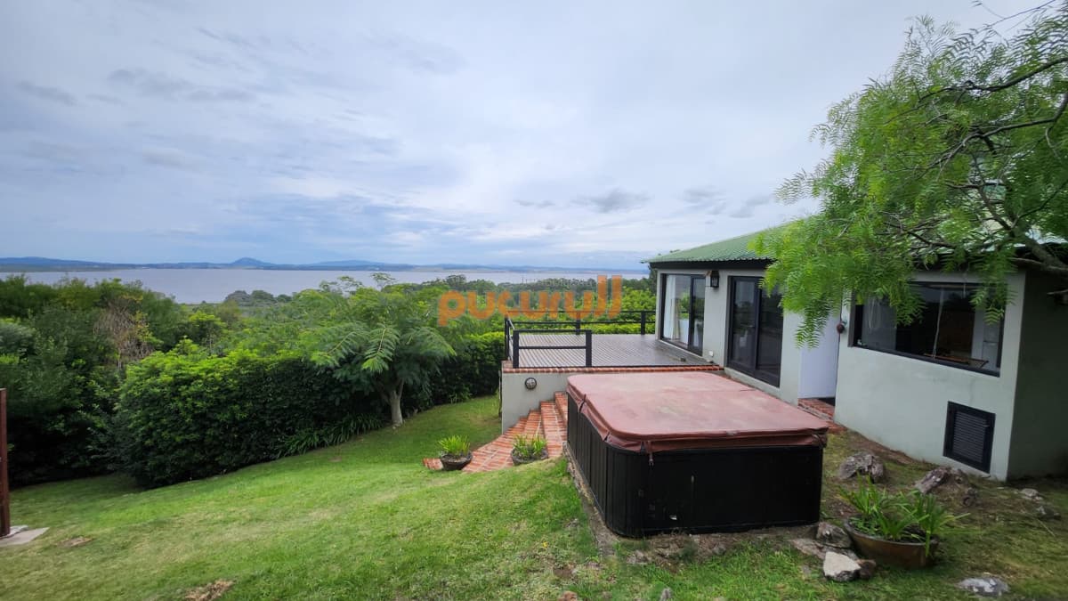 Vende casa de 4 dormitorios con vista a la laguna del sauce, Maldonado