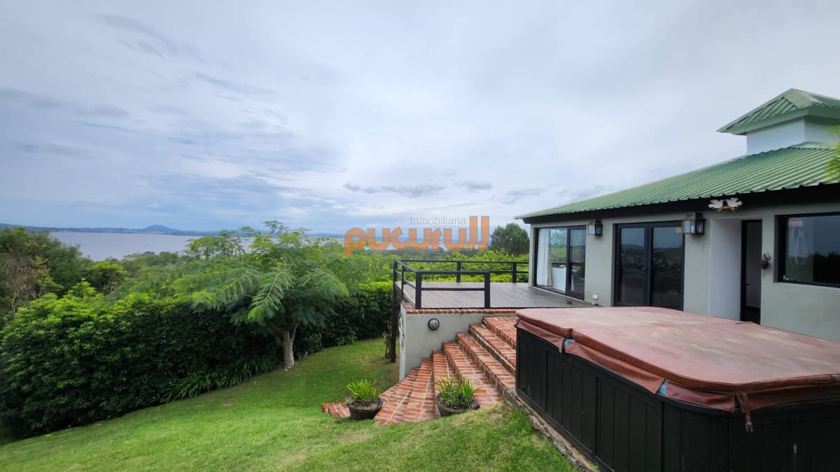 Vende casa de 4 dormitorios con vista a la laguna del sauce, Maldonado