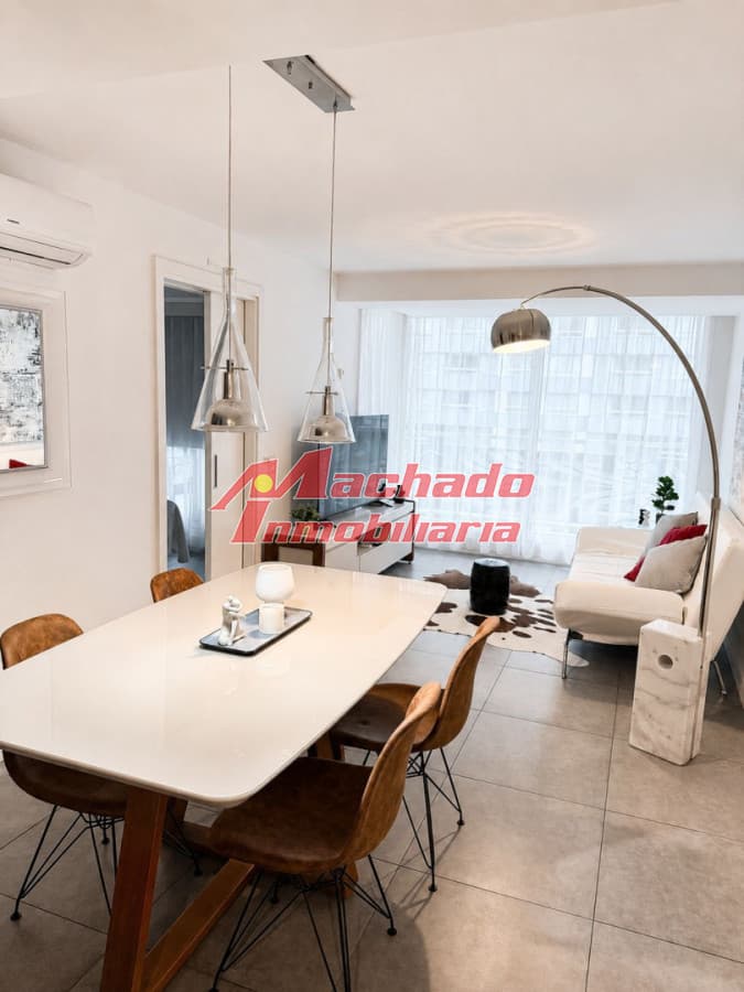 Apartamento en venta de 1 dormitorios a pasos del shopping en Punta del Este.