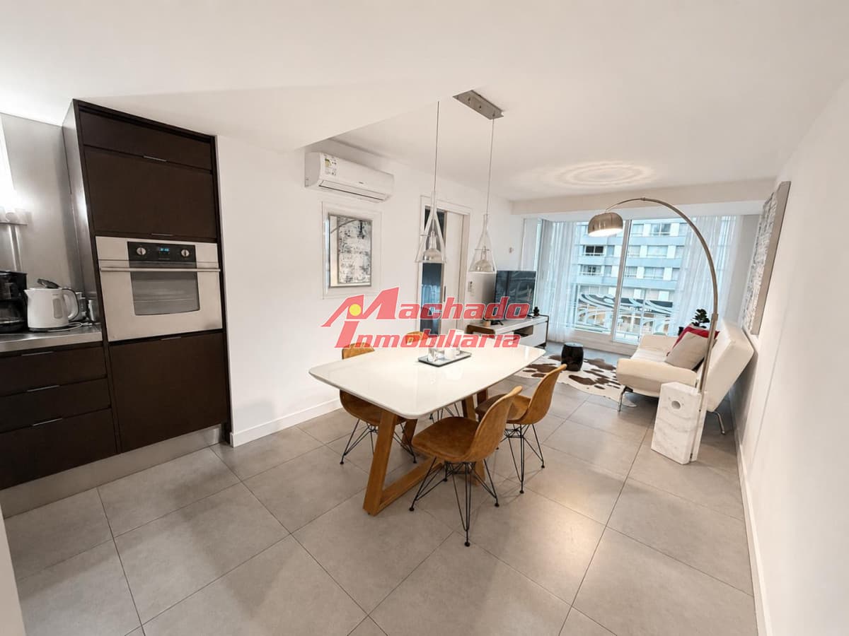 Apartamento en venta de 1 dormitorios a pasos del shopping en Punta del Este.