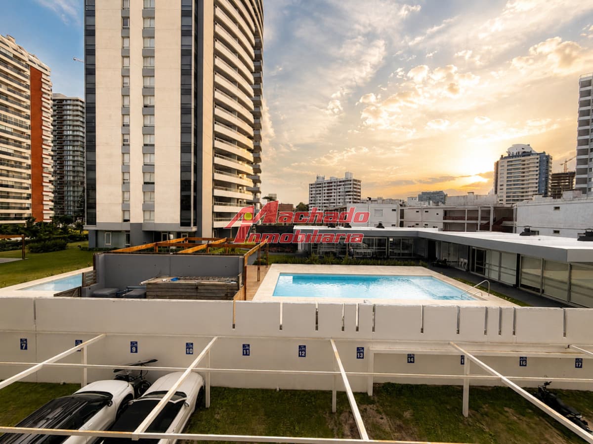 En venta apartamento con agradable vista de 2 dormitorios, en Brava Punta del Este
