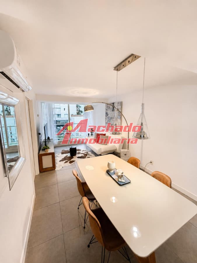 Apartamento en venta de 1 dormitorios a pasos del shopping en Punta del Este.