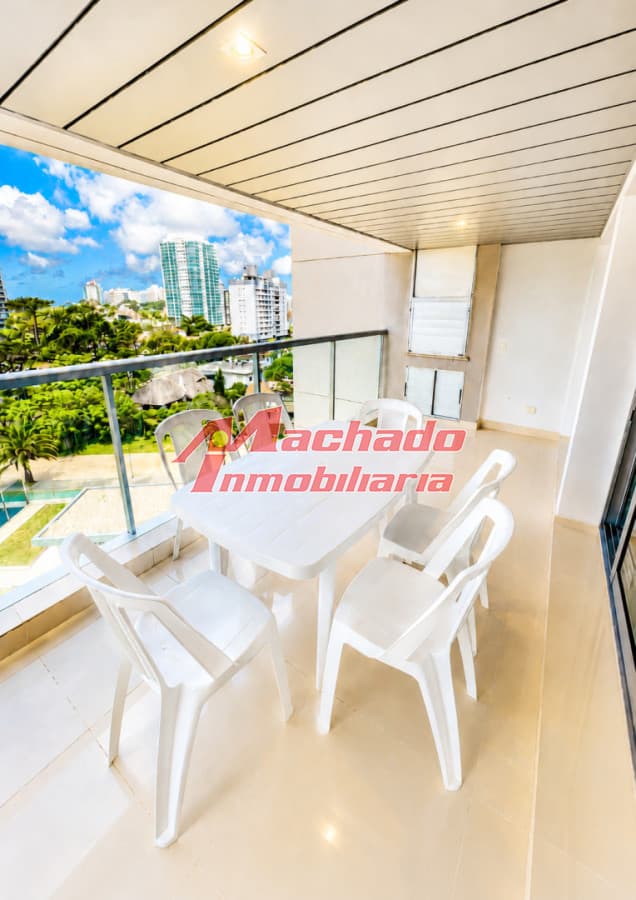 Apartamento de 2 dormitorios en venta en Punta del Este