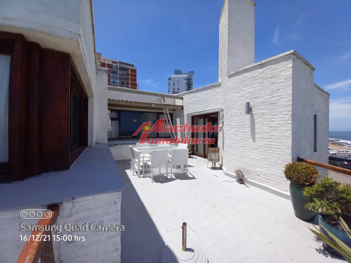 Vende casa en excelente estado, reciclada. De 6 dormitorios en Peninsula. Punta del Este