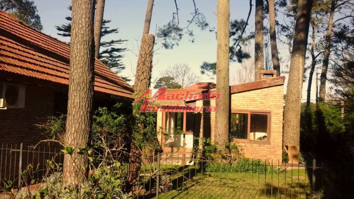 VENDE CASA CON GRAN TERRENO, EN PLAYA MANSA, PUNTA DEL ESTE
