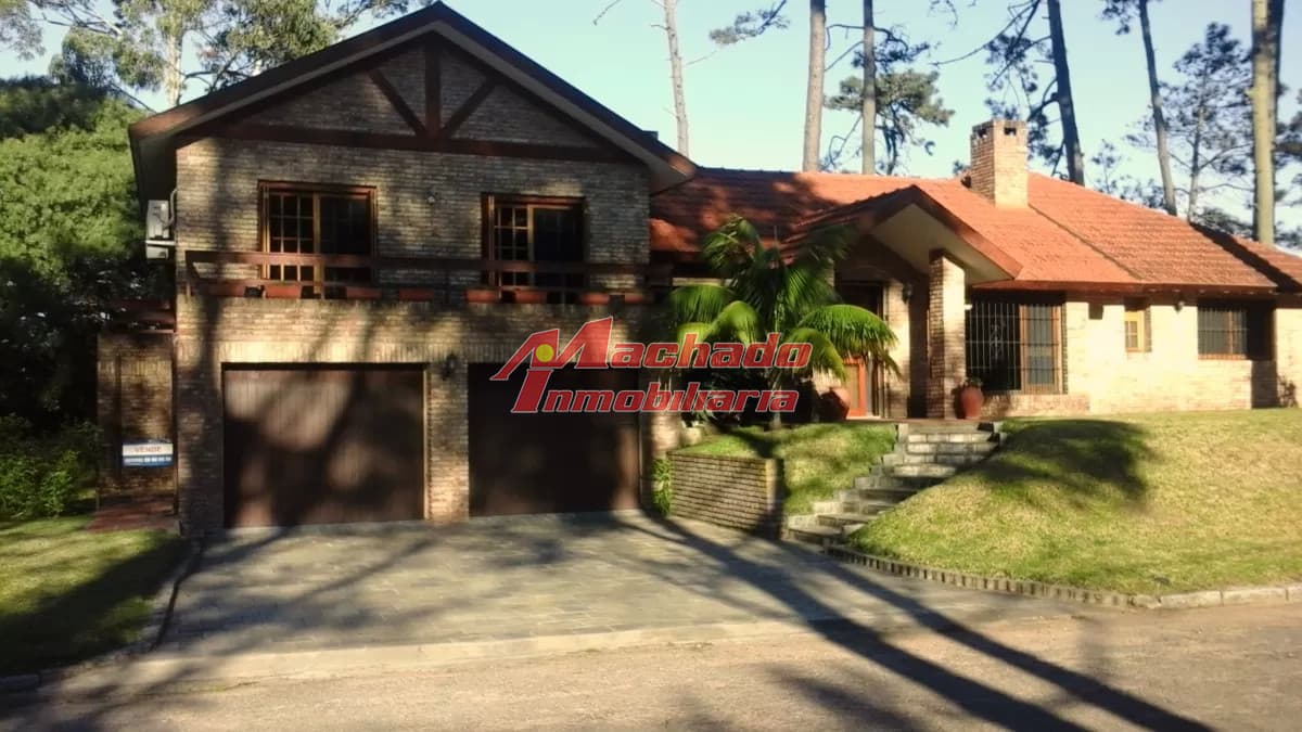 VENDE CASA CON GRAN TERRENO, EN PLAYA MANSA, PUNTA DEL ESTE