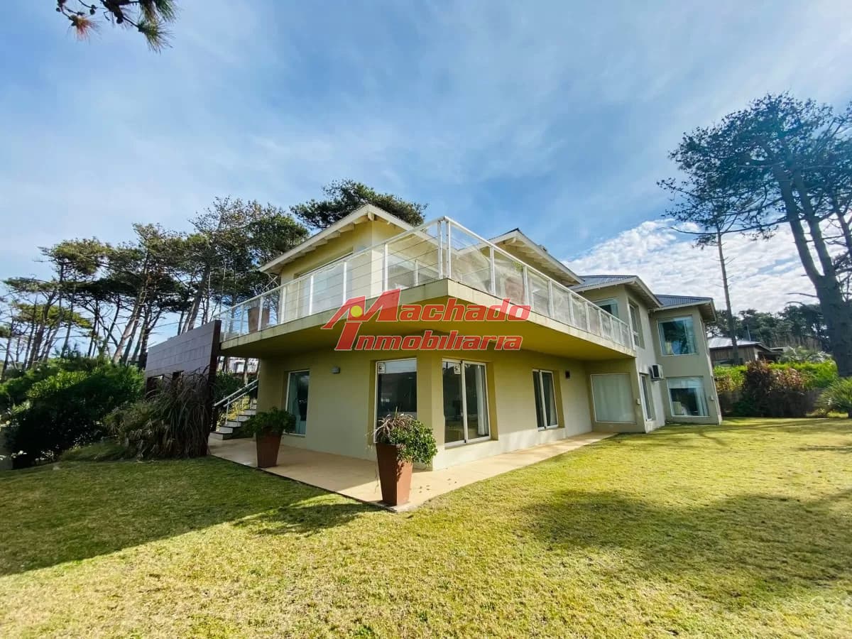 Casa de 6 dormitorios en venta proximo al mar, Montoya