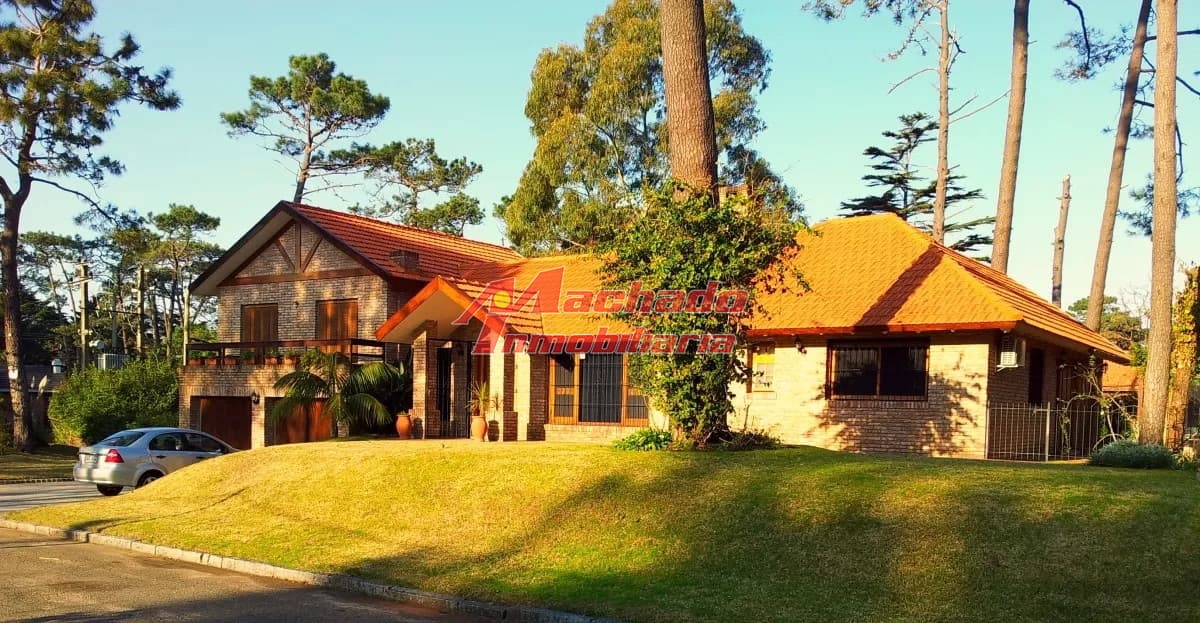 VENDE CASA CON GRAN TERRENO, EN PLAYA MANSA, PUNTA DEL ESTE