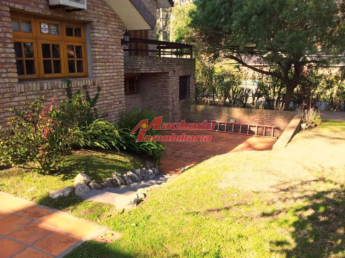 VENDE CASA CON GRAN TERRENO, EN PLAYA MANSA, PUNTA DEL ESTE