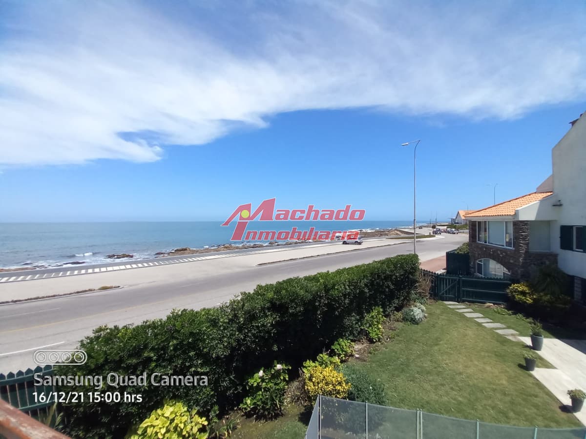 Vende casa en excelente estado, reciclada. De 6 dormitorios en Peninsula. Punta del Este