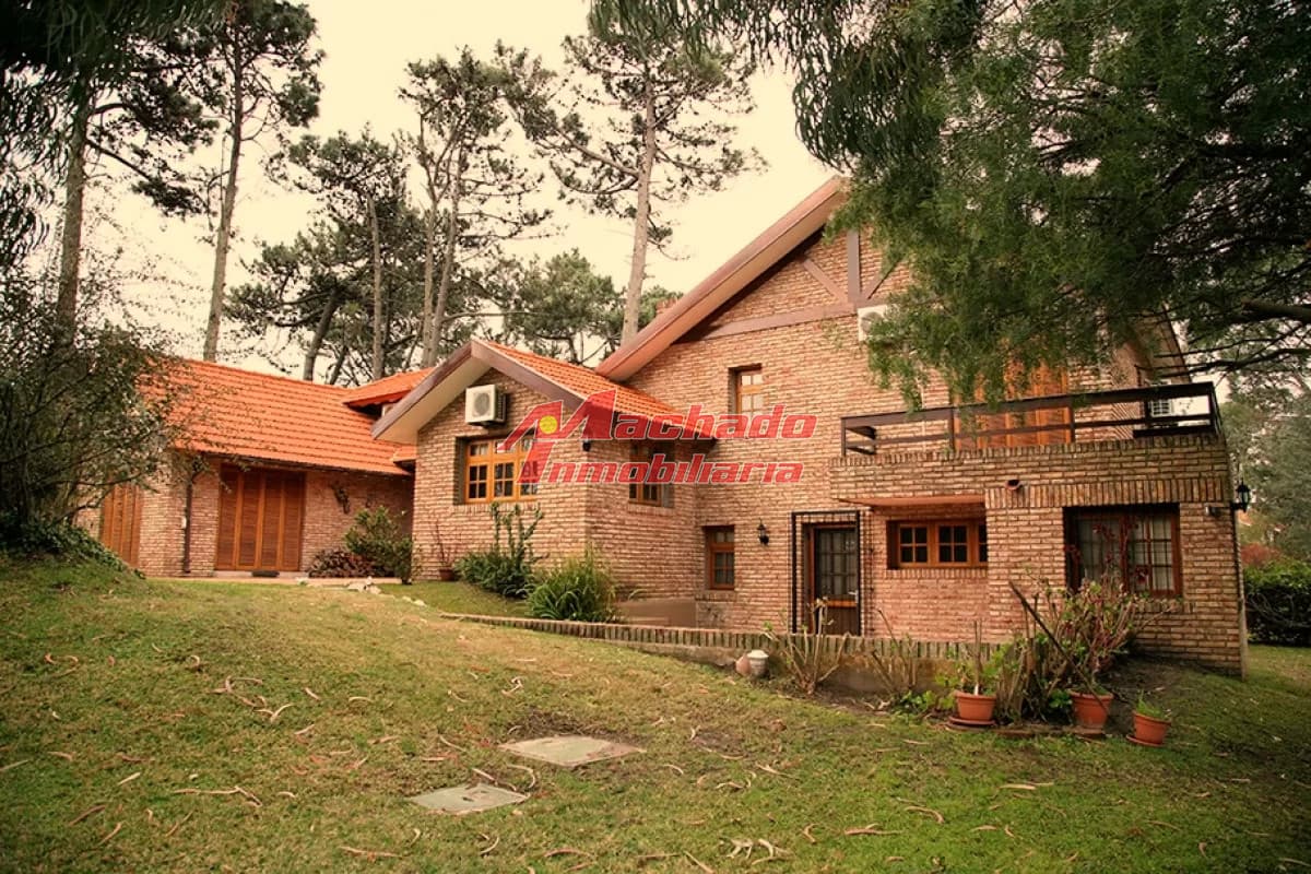 VENDE CASA CON GRAN TERRENO, EN PLAYA MANSA, PUNTA DEL ESTE
