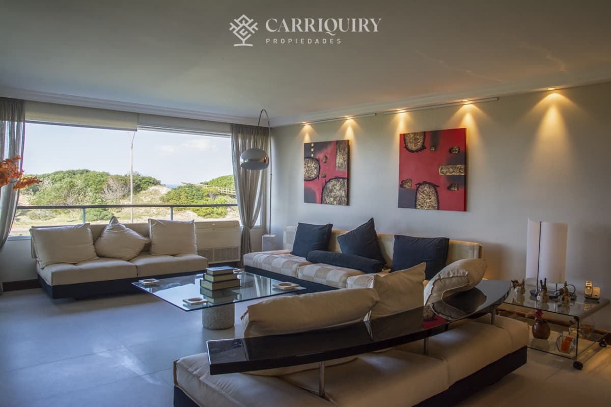Apartamento de 4 dormitorios en Punta del Este frente al mar en Playa Brava  -