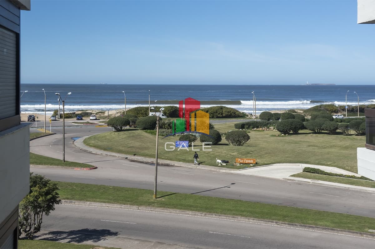 Gale Propiedades & Escribanía Apartamento ID.1579 - Cómodo y agradable apartamento en edificio Panorama VI, muy cerca de la playa Brava al final de la Av. Chiverta.