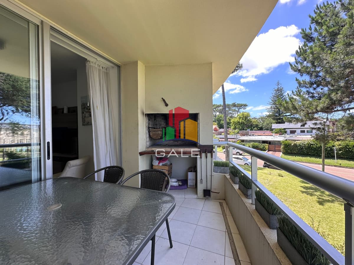 En alquiler apartamento de 2 dormitorios con Parrillero propio en Mansa, Punta del Este.  -