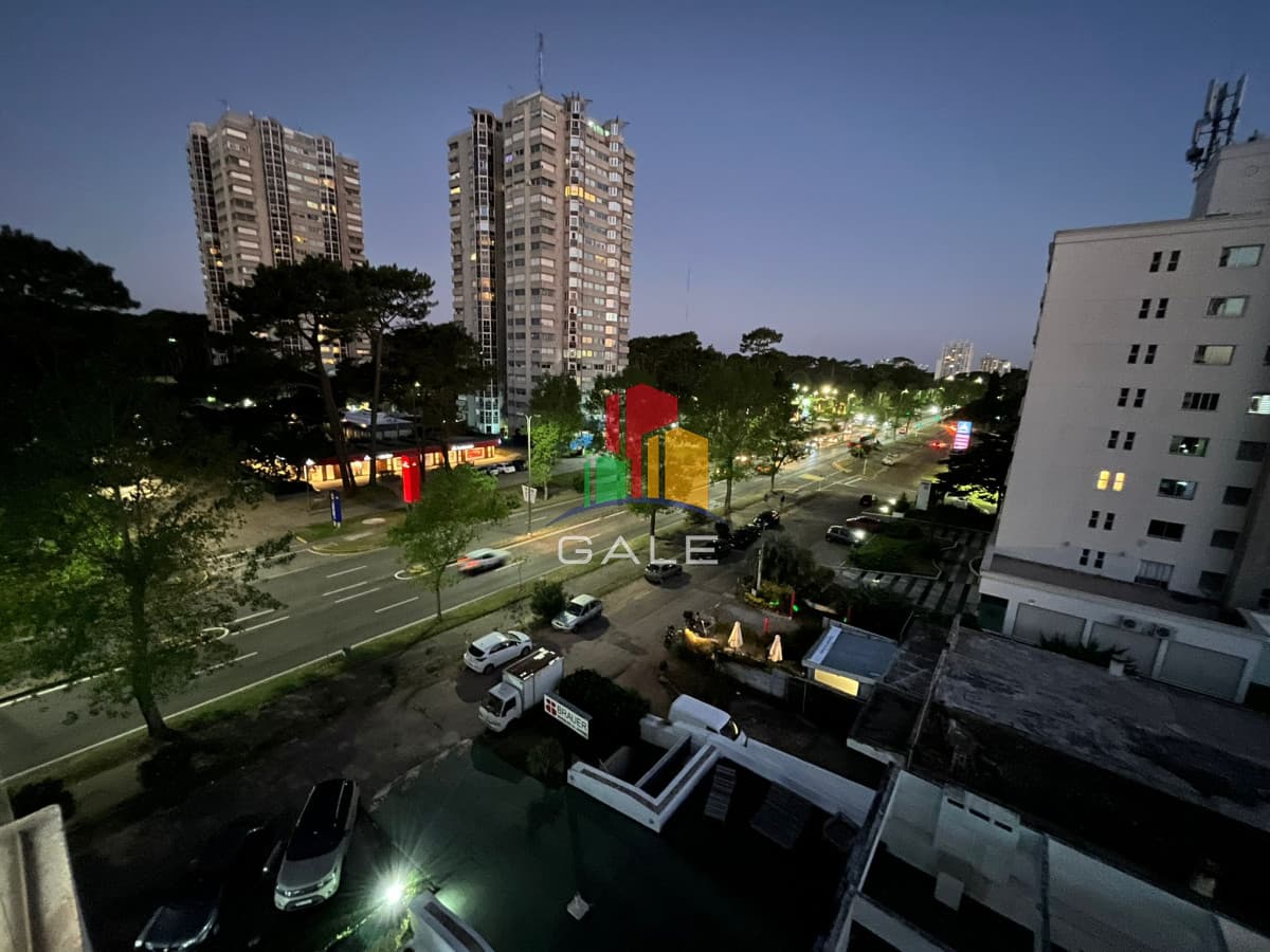Gale Propiedades & Escribanía Apartamento ID.2086 - Vende apartamento de 2 dormitorios en Punta del Este