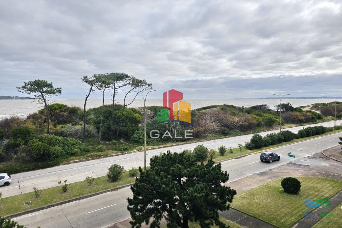 Gale Propiedades & Escribanía Apartamento ID.4874 - Edificio de 3 dormitorios en Punta del Este primera línea Mansa