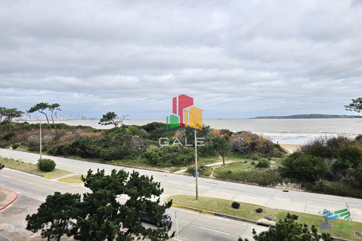 Gale Propiedades & Escribanía Apartamento ID.4874 - Edificio de 3 dormitorios en Punta del Este primera línea Mansa