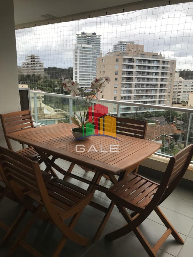 Gale Propiedades & Escribanía Apartamento ID.4990 - Vende apartamento de 2 dormitorios en Punta del Este, con hermosa vista.