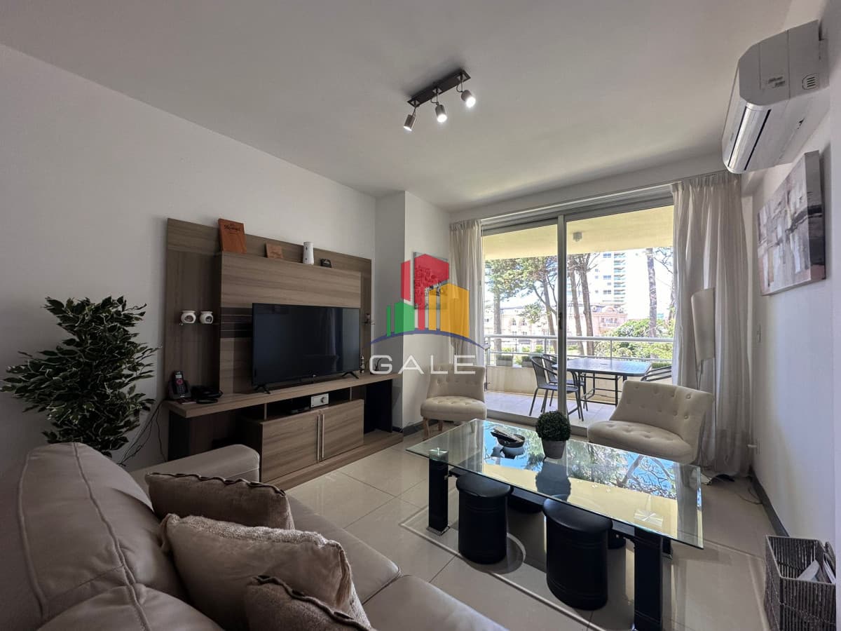 En alquiler apartamento de 2 dormitorios con Parrillero propio en Mansa, Punta del Este.  -