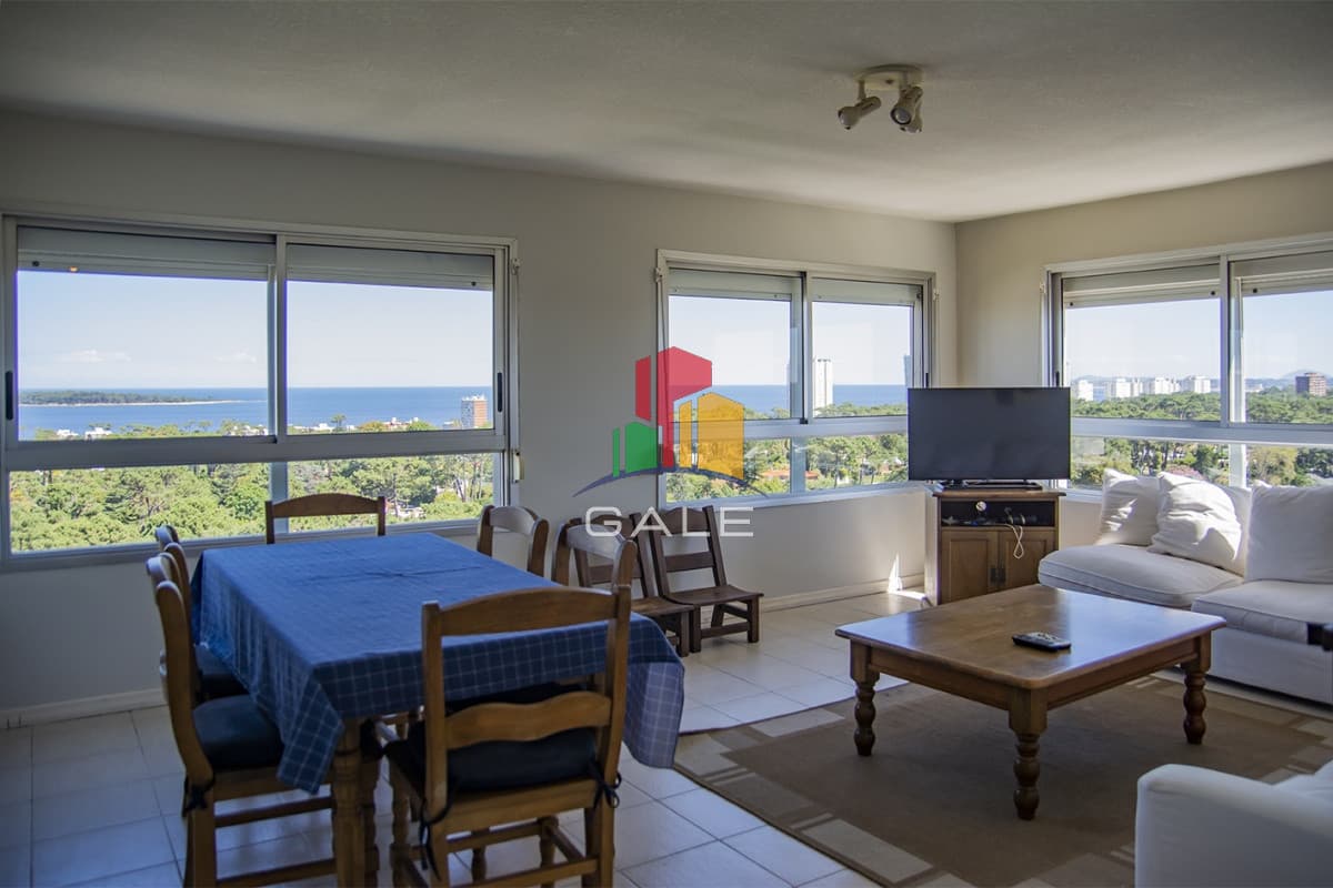 En venta apartamento de 3 dormitorios con muy buena vista a la bahía, Punta del Este.  -