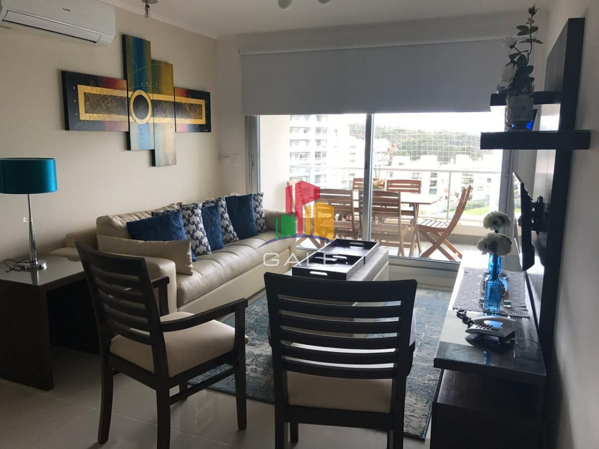 Gale Propiedades & Escribanía Apartamento ID.4990 - Vende apartamento de 2 dormitorios en Punta del Este, con hermosa vista.
