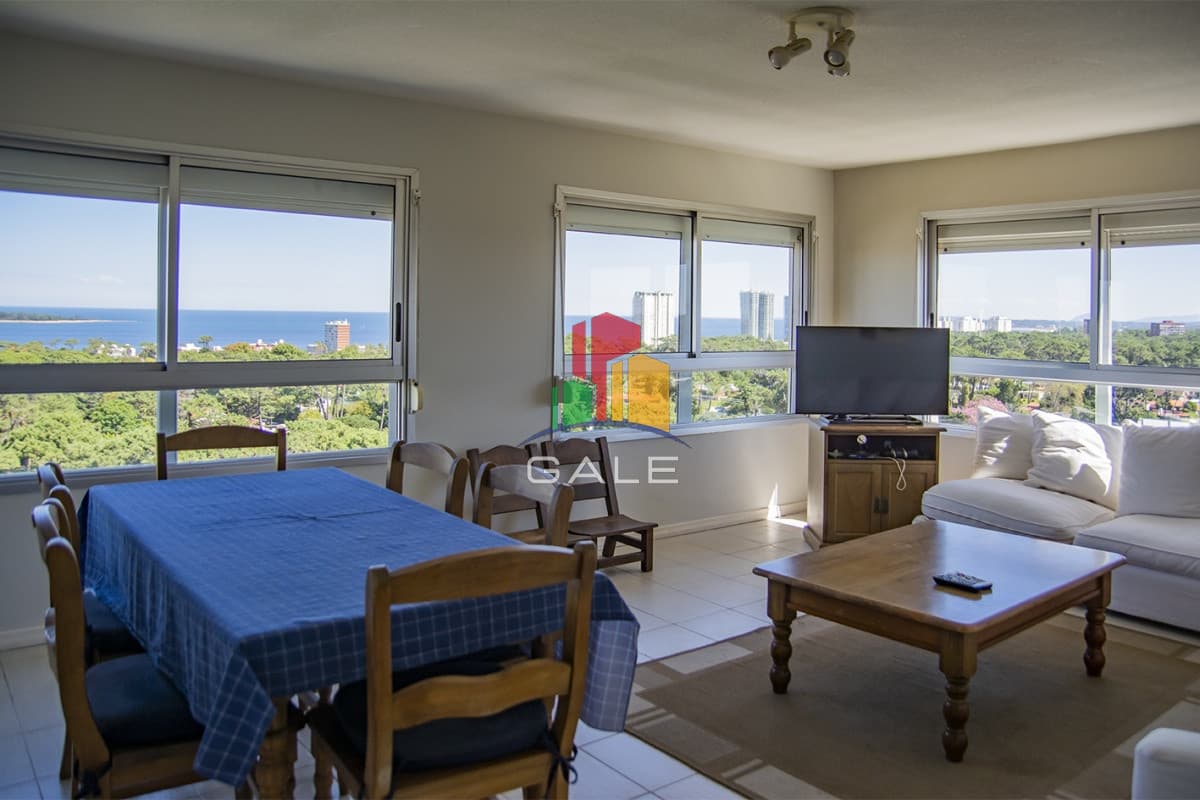 En venta apartamento de 3 dormitorios con muy buena vista a la bahía, Punta del Este.  -
