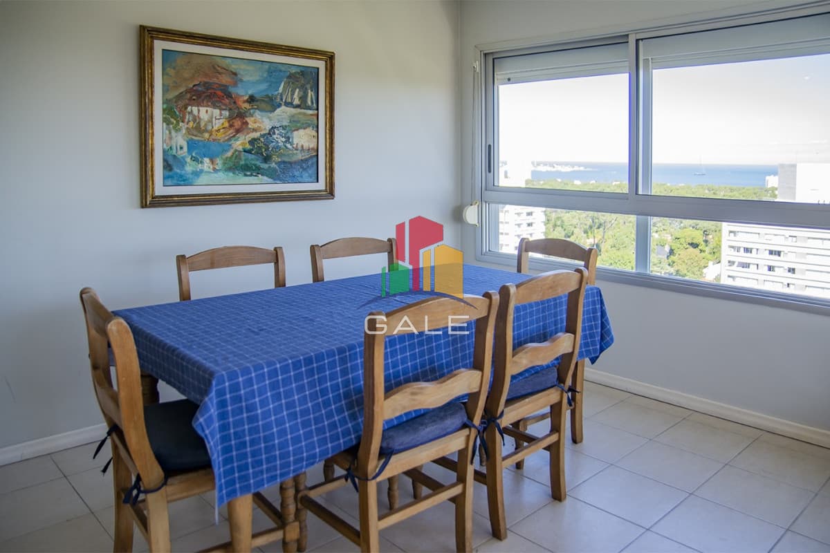En venta apartamento de 3 dormitorios con muy buena vista a la bahía, Punta del Este.  -