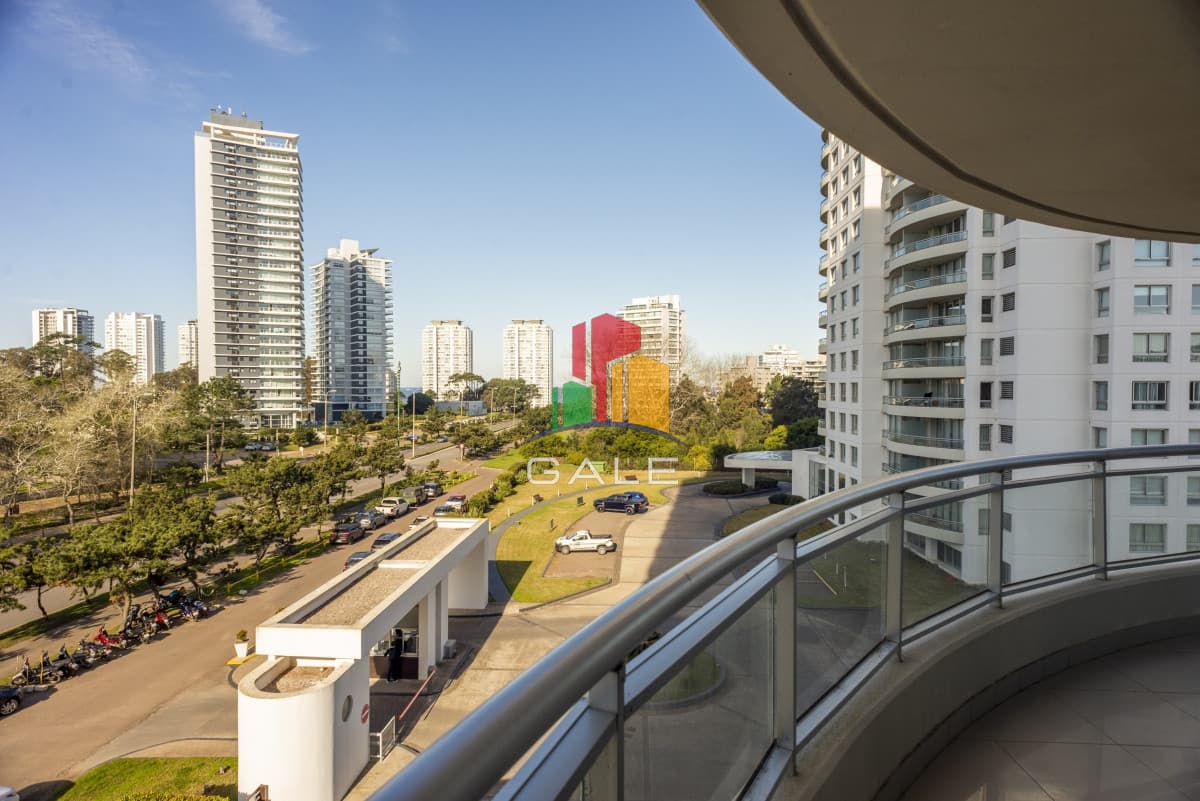 Gale Propiedades & Escribanía Apartamento ID.5124 - Vende apartamento con vista espectacular, de 3 dormitorios en Roosevelt, Punta del Este