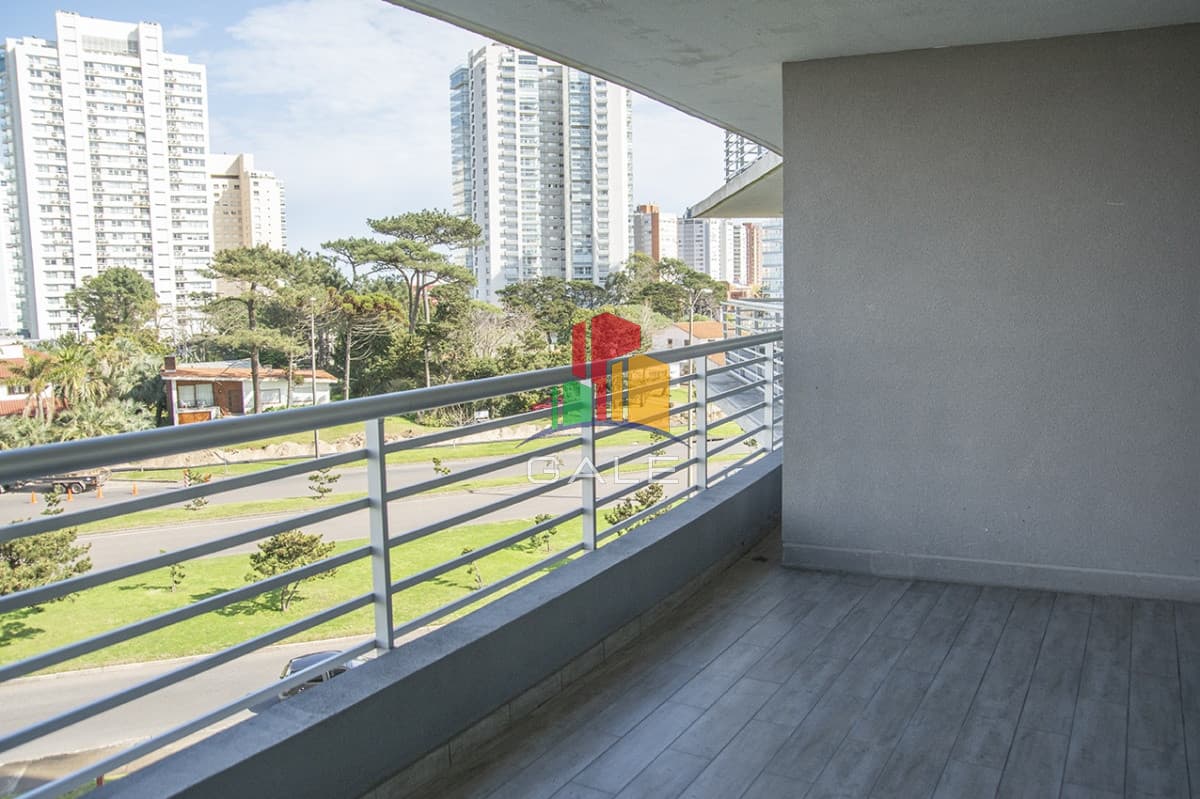 Gale Propiedades & Escribanía Apartamento ID.2255 - Departamento de 2 dormitorios en venta en torre moderna a metros de Playa Mansa.