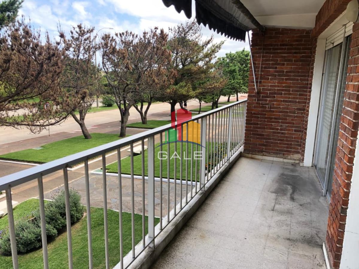 Gale Propiedades & Escribanía Apartamento ID.944 - Amplio departamento frente a Playa Mansa