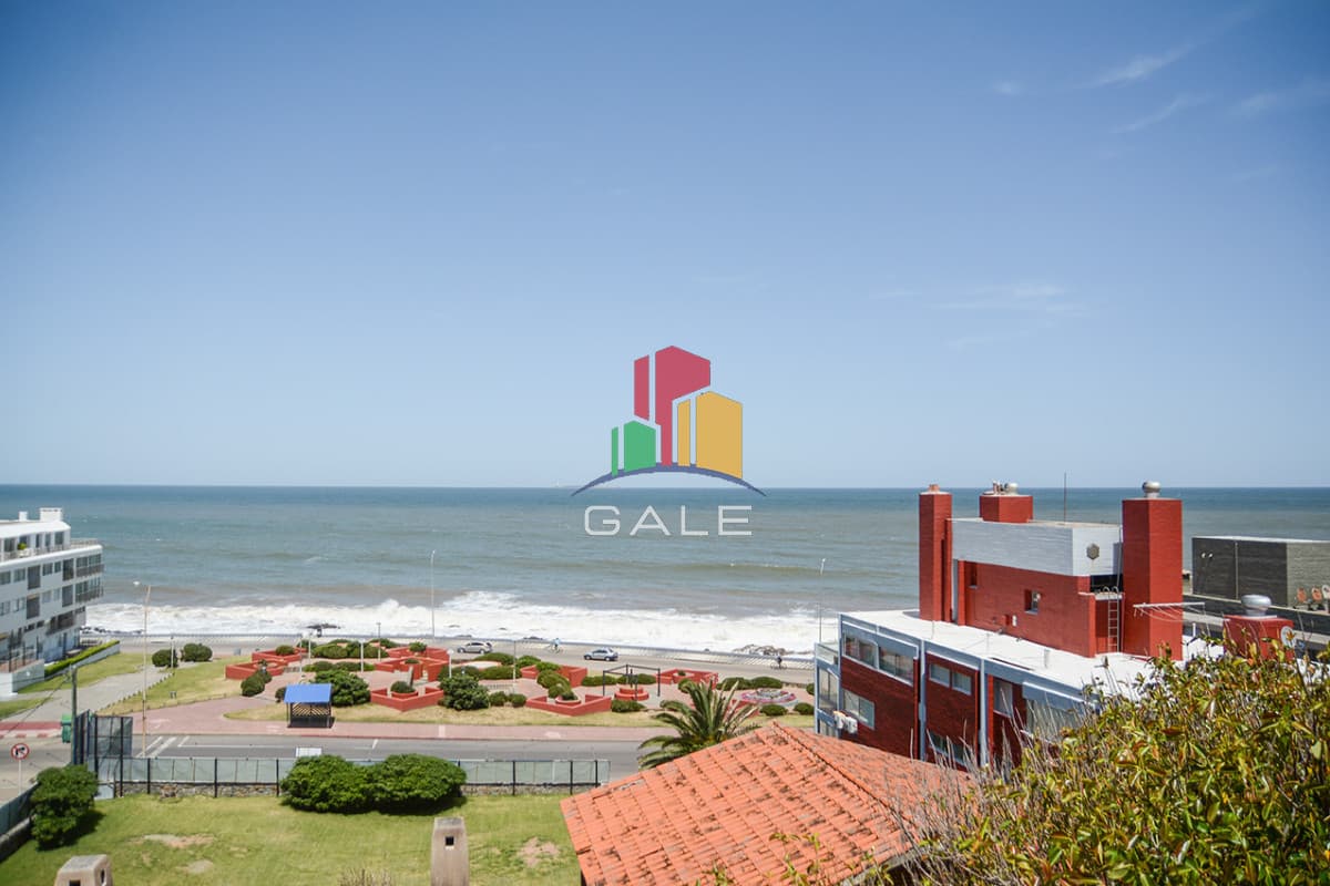 Gale Propiedades & Escribanía Apartamento ID.4281 - Departamento de 3 dormitorios con terraza  con parrillero en venta, Peninsula, Punta del Este