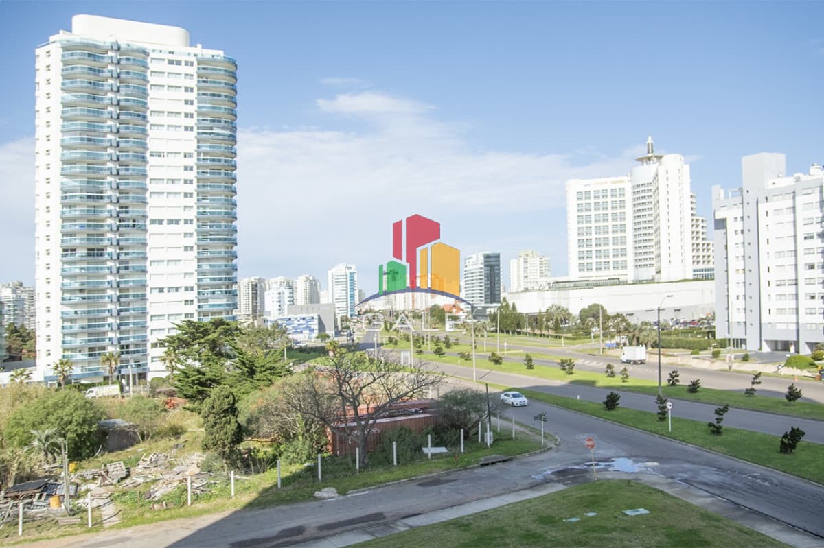Gale Propiedades & Escribanía Apartamento ID.2255 - Departamento de 2 dormitorios en venta en torre moderna a metros de Playa Mansa.