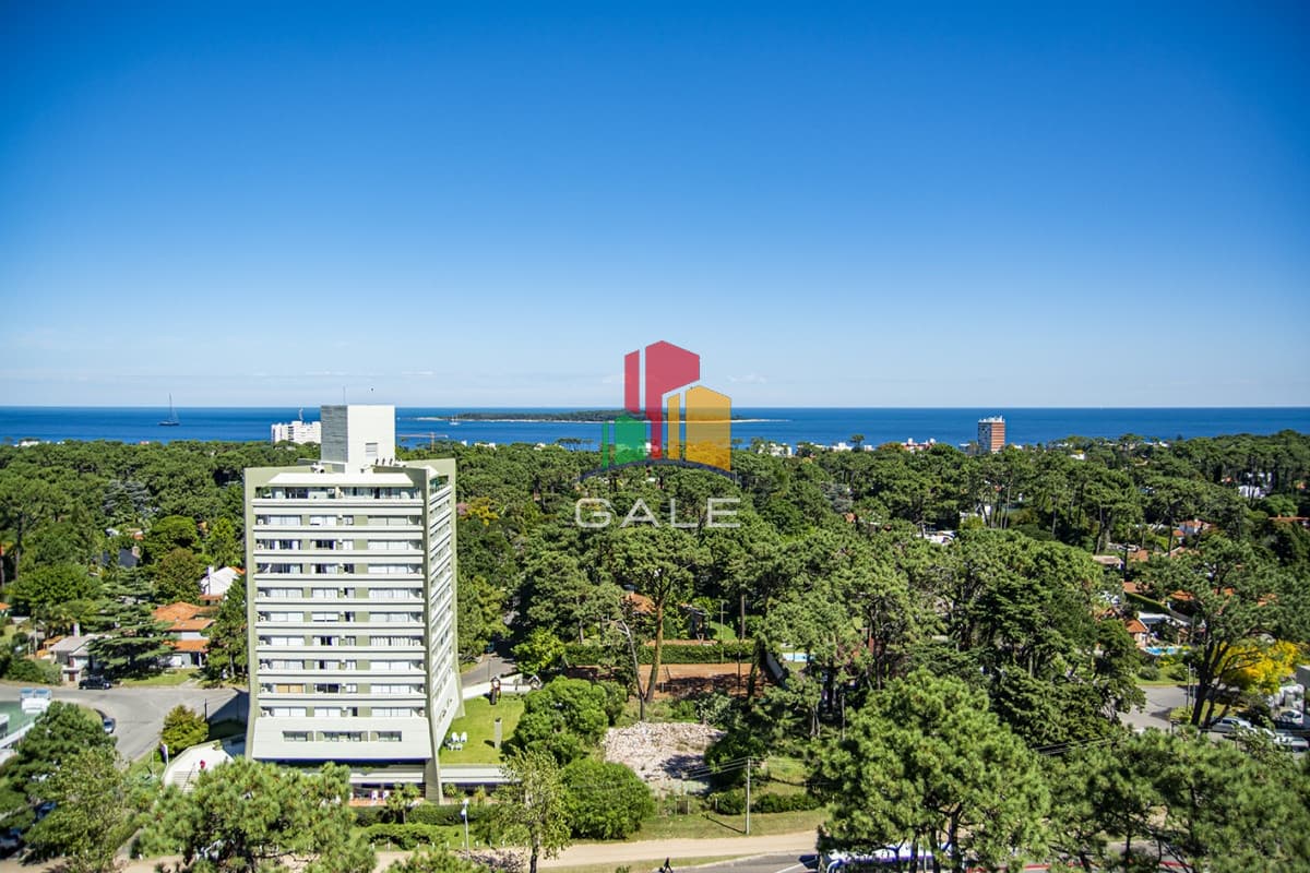 En venta apartamento de 3 dormitorios con muy buena vista a la bahía, Punta del Este.  -