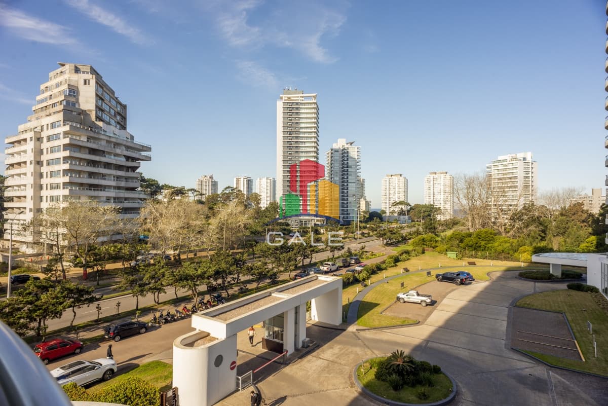 Gale Propiedades & Escribanía Apartamento ID.5124 - Vende apartamento con vista espectacular, de 3 dormitorios en Roosevelt, Punta del Este