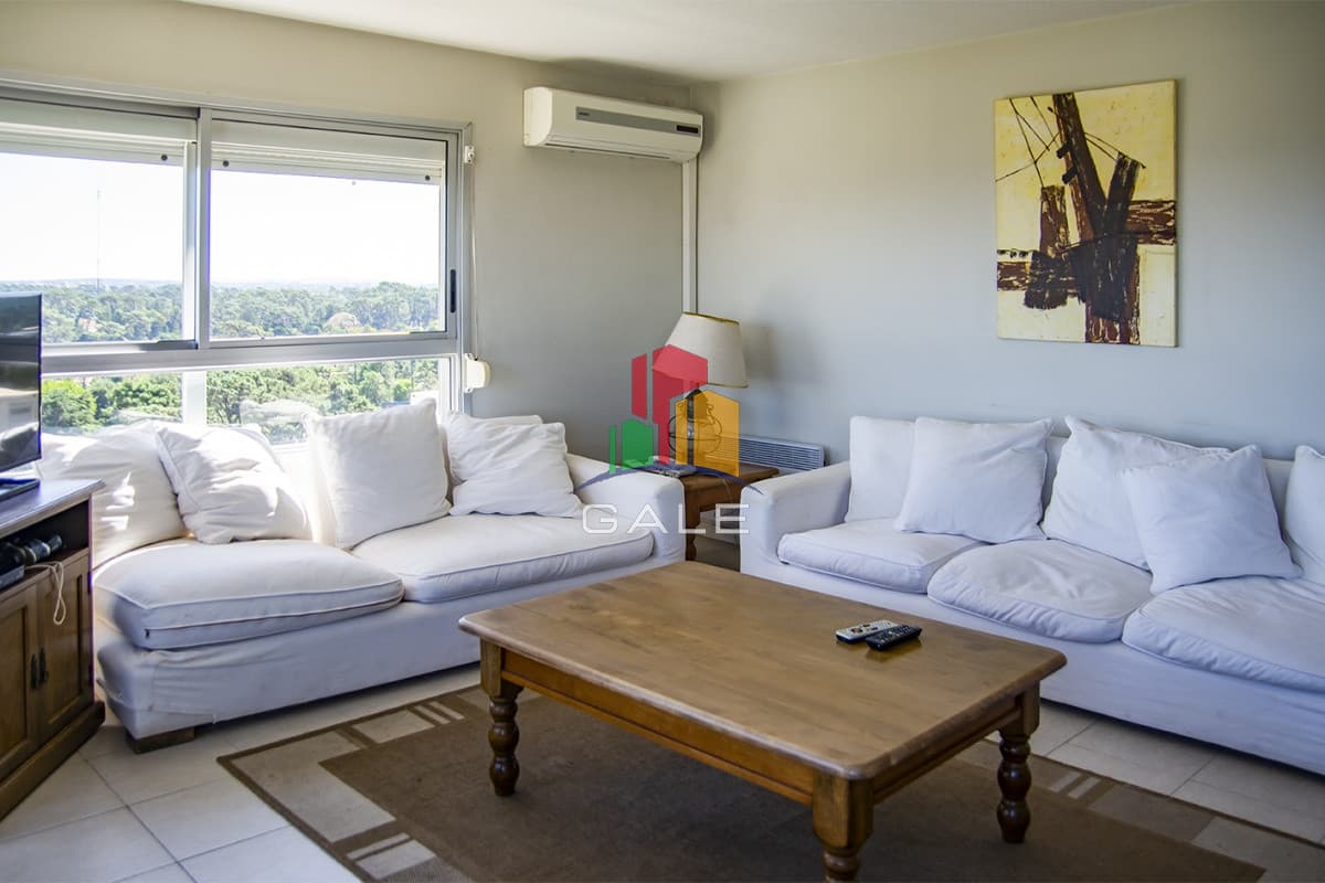 En venta apartamento de 3 dormitorios con muy buena vista a la bahía, Punta del Este.  -