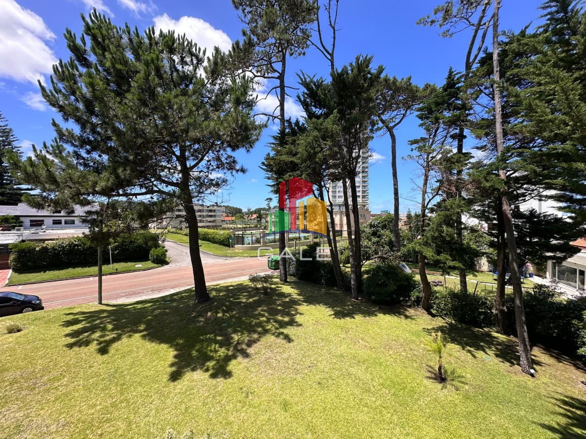 En alquiler apartamento de 2 dormitorios con Parrillero propio en Mansa, Punta del Este.  -